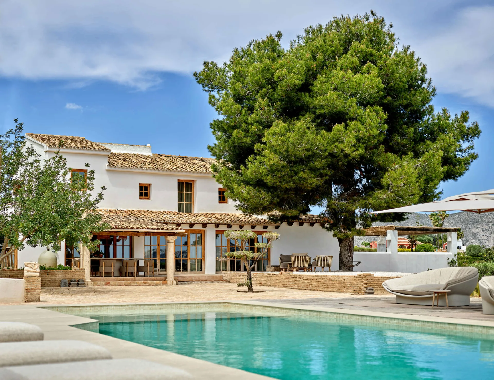 Sana Sana Retreat - white Spanish villa with pool, pine tree and terrace in Teulada