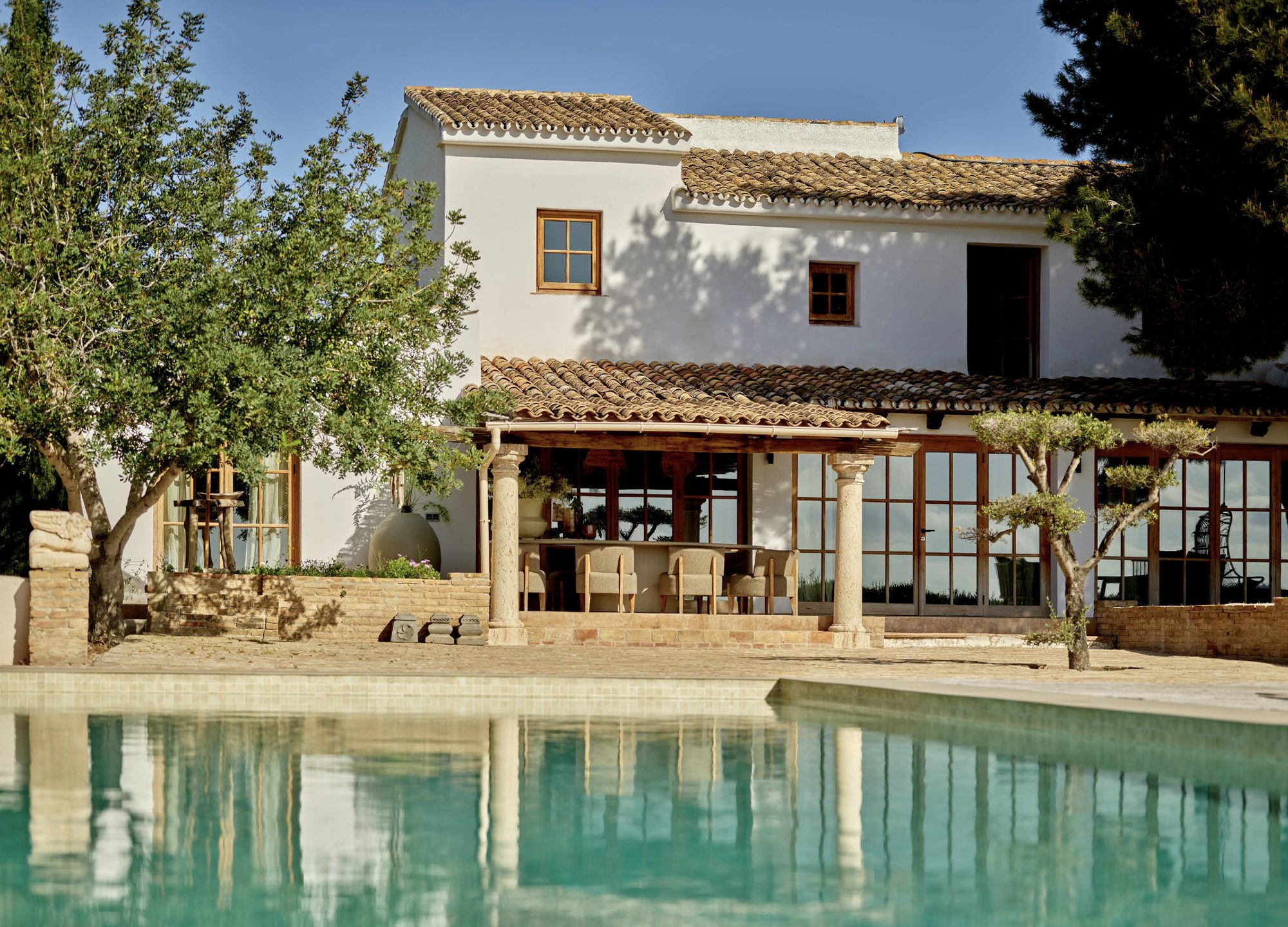Sana Sana Retreat - Spanish villa with pool, palm trees and sun loungers